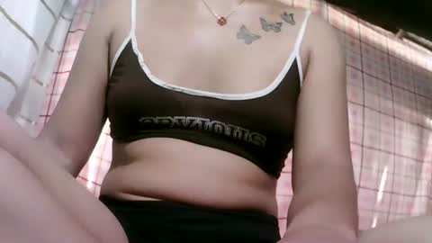 Snapshot of pinay_janella10 chatting on October 18, 6:48 am pinay_janella10 online show from October 18, 6:48 am