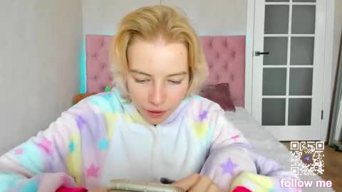 Snapshot of pink_lila18 chatting on October 7, 8:22 am pink_lila18 online show from October 7, 8:22 am