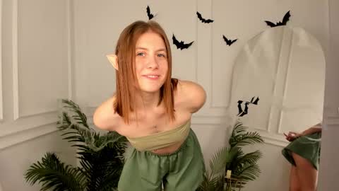 Snapshot of pink_muse chatting on October 31, 1:45 pm Muse online show from October 31, 1:45 pm