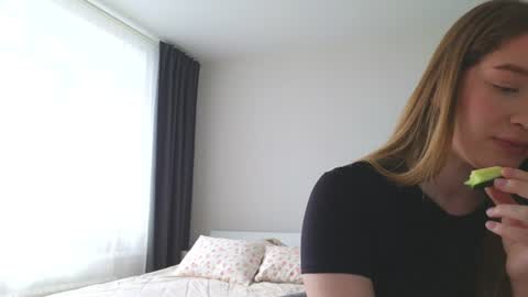 Snapshot of pink_rosee_ chatting on July 28, 2:51 am online show from July 28, 2:51 am