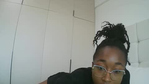 PinkyAura online show from February 4, 12:00 pm