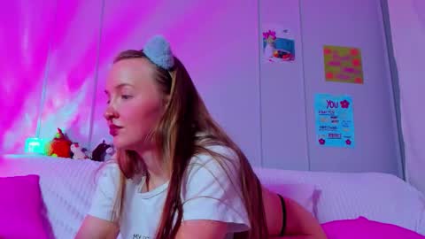 Snapshot of pinkk_lemonade chatting on February 16, 6:20 am Mila online show from February 16, 6:20 am