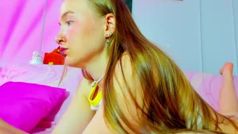 Snapshot of pinkk_lemonade chatting on July 7, 11:03 am Mila online show from July 7, 11:03 am