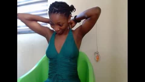 Snapshot of pinknjuicyx chatting on December 6, 7:10 am pinknjuicyx online show from December 6, 7:10 am