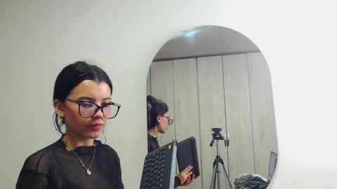 pinky_f00x online show from February 2, 8:18 pm