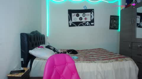 Snapshot of pinky_pinky_ chatting on April 6, 1:12 pm VIOLETA LOPEZ online show from April 6, 1:12 pm