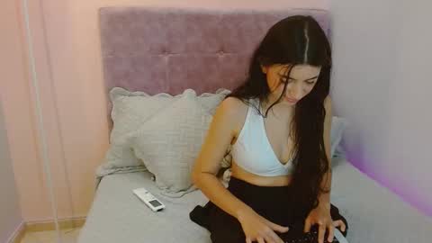 Perla online show from March 26, 2:33 pm