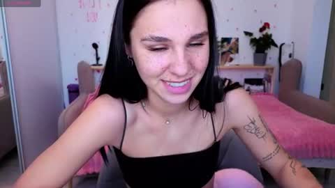 Snapshot of pixie_molly chatting on July 5, 4:19 am Molly online show from July 5, 4:19 am