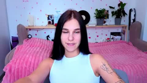 Snapshot of pixie_molly chatting on July 28, 8:32 am Molly online show from July 28, 8:32 am