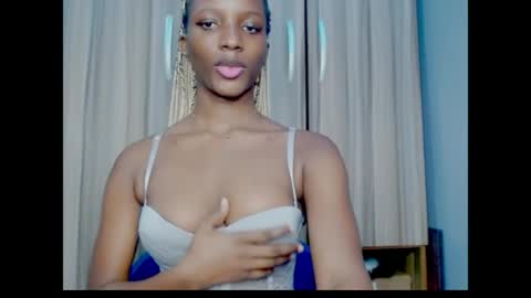 Snapshot of pixie_pulse chatting on July 26, 6:43 am Ella online show from July 26, 6:43 am