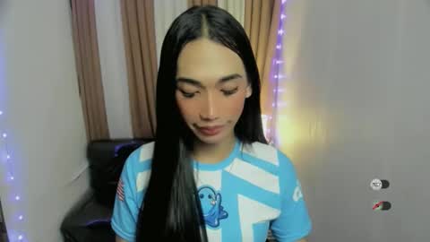 pixiedoll_ online show from January 13, 8:58 pm