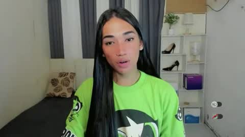 pixiedoll_ online show from February 6, 6:33 pm