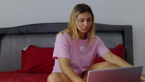 Snapshot of playfulnicole chatting on May 15, 5:36 am PlayfulNicole online show from May 15, 5:36 am