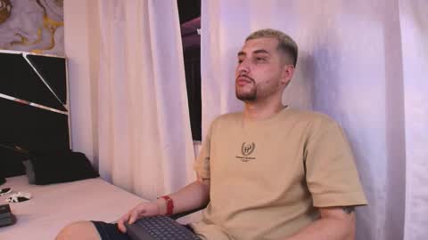 Snapshot of pleasure_vibes023 chatting on October 14, 10:32 pm JUAN AND JULI online show from October 14, 10:32 pm