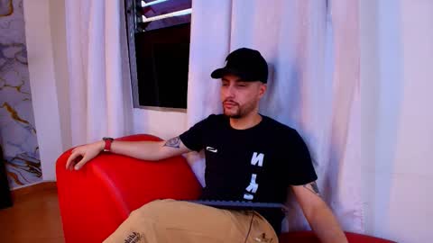 Snapshot of pleasure_vibes023 chatting on October 15, 10:32 pm JUAN AND JULI online show from October 15, 10:32 pm