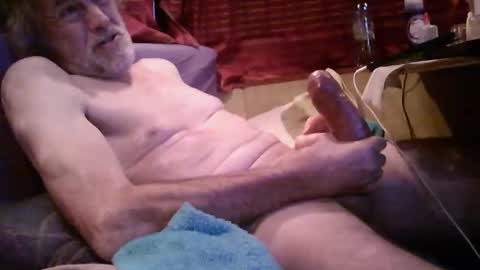 Snapshot of plus84u chatting on February 19, 9:36 pm Fratzz online show from February 19, 9:36 pm