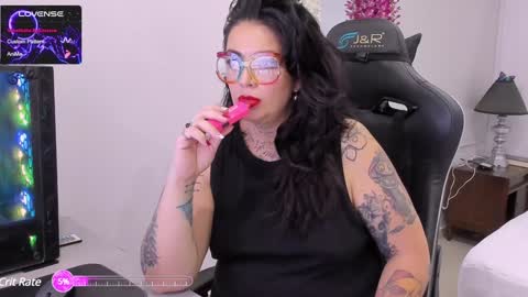 Snapshot of poisson_ivy_ chatting on February 7, 12:06 pm poisson_ivy_ online show from February 7, 12:06 pm