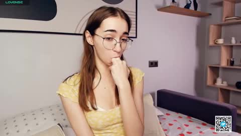 Snapshot of polly_bee chatting on September 25, 7:34 am Polly online show from September 25, 7:34 am