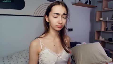 Snapshot of polly_bee chatting on October 4, 6:44 am Polly online show from October 4, 6:44 am