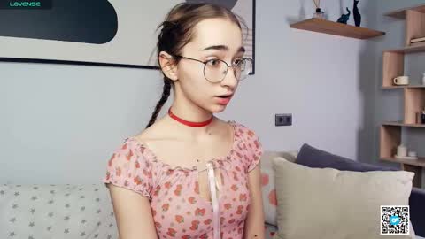 Snapshot of polly_bee chatting on October 7, 7:49 am Polly online show from October 7, 7:49 am