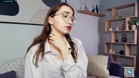 Snapshot of polly_bee chatting on October 10, 7:18 am Polly online show from October 10, 7:18 am