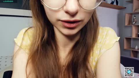 Snapshot of polly_bee chatting on October 17, 7:33 am Polly online show from October 17, 7:33 am