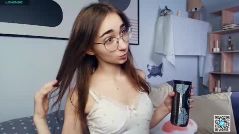 Snapshot of polly_bee chatting on October 26, 7:25 am Polly online show from October 26, 7:25 am