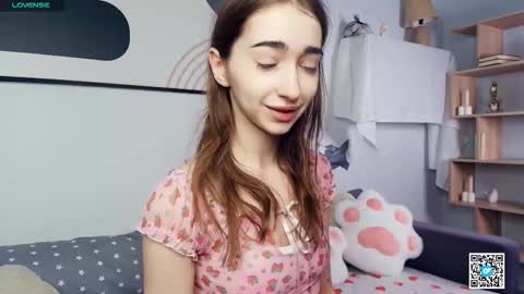 Snapshot of polly_bee chatting on October 27, 7:34 am Polly online show from October 27, 7:34 am