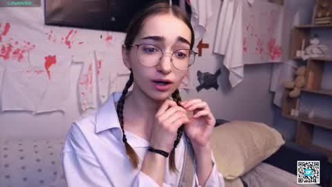 Snapshot of polly_bee chatting on November 1, 6:15 am Polly online show from November 1, 6:15 am