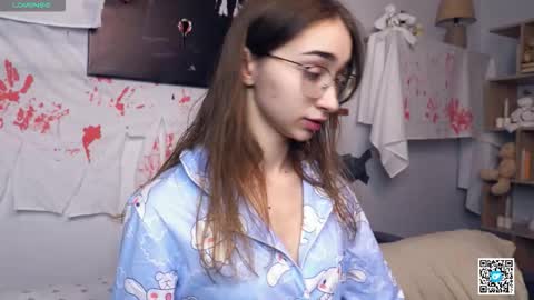 Snapshot of polly_bee chatting on November 2, 7:22 am Polly online show from November 2, 7:22 am