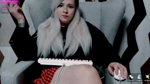 Snapshot of polly_wow chatting on December 4, 9:57 pm Polly online show from December 4, 9:57 pm