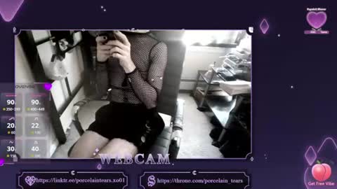 Snapshot of porcelain_tears01 chatting on June 17, 4:08 pm porcelain_tears01 online show from June 17, 4:08 pm