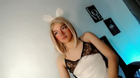 precious_laura18 online show from June 18, 6:23 pm