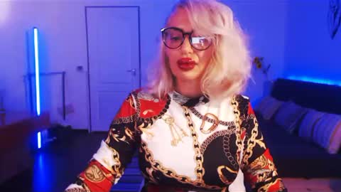 Snapshot of preggyhotmommy chatting on December 11, 8:28 pm Victoria online show from December 11, 8:28 pm