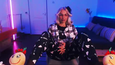 Snapshot of preggyhotmommy chatting on December 12, 9:04 pm Victoria online show from December 12, 9:04 pm