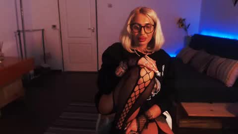 Snapshot of preggyhotmommy chatting on December 14, 11:34 pm Victoria online show from December 14, 11:34 pm