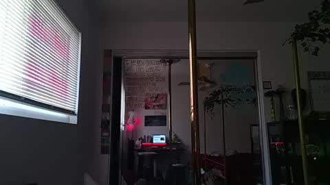 PrettiBritti online show from February 5, 10:58 pm