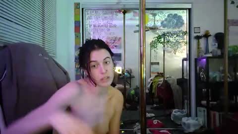 PrettiBritti online show from February 9, 8:40 am