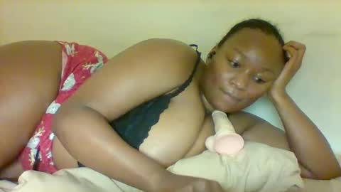 Snapshot of prettie_diva0 chatting on February 19, 12:06 am Prettie diva online show from February 19, 12:06 am