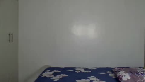 Snapshot of pretty_luv1 chatting on December 13, 9:42 pm pretty luv1 online show from December 13, 9:42 pm