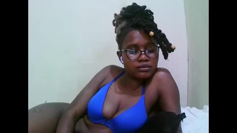 pretty_mellan online show from January 25, 11:00 pm