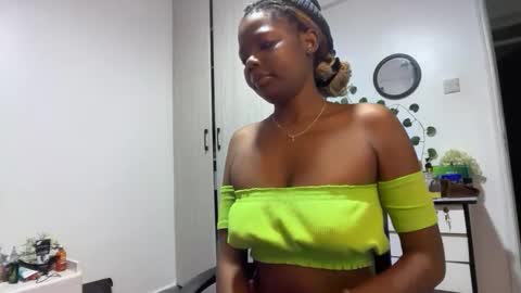 Snapshot of pretty_peaches chatting on February 14, 10:39 pm Pretty peaches online show from February 14, 10:39 pm