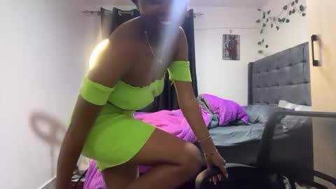 Snapshot of pretty_peaches chatting on February 19, 1:45 am Pretty peaches online show from February 19, 1:45 am