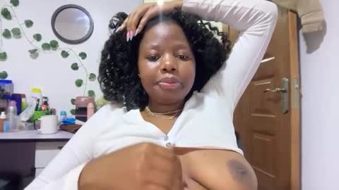 Snapshot of pretty_peaches chatting on March 8, 2:04 am Pretty peaches online show from March 8, 2:04 am