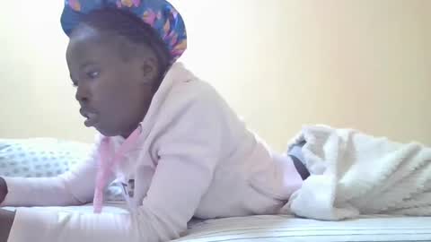 pretty_petite_ebony online show from December 25, 8:39 pm