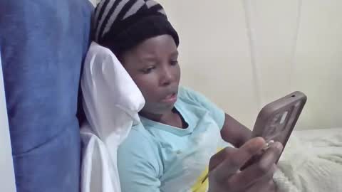 Snapshot of pretty_petite_ebony chatting on April 3, 6:33 am pretty_petite_ebony online show from April 3, 6:33 am