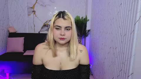 pretty_tay online show from April 10, 11:37 am