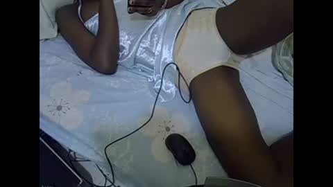 Snapshot of prettyalma chatting on December 20, 9:06 pm prettyalma online show from December 20, 9:06 pm