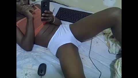 Snapshot of prettyalma chatting on December 24, 10:01 am prettyalma online show from December 24, 10:01 am