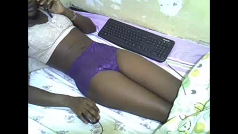 Snapshot of prettyalma chatting on January 2, 7:44 am prettyalma online show from January 2, 7:44 am